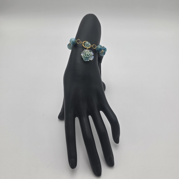 Handmade Elegant Blue and Gold Bracelet with Floral Charm - Picture 4 of 4